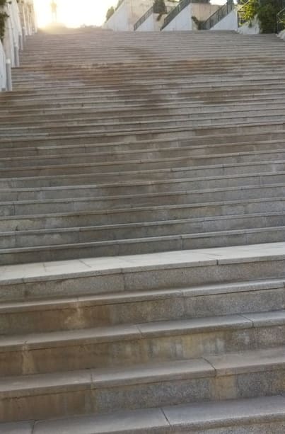 endlos lange Treppe